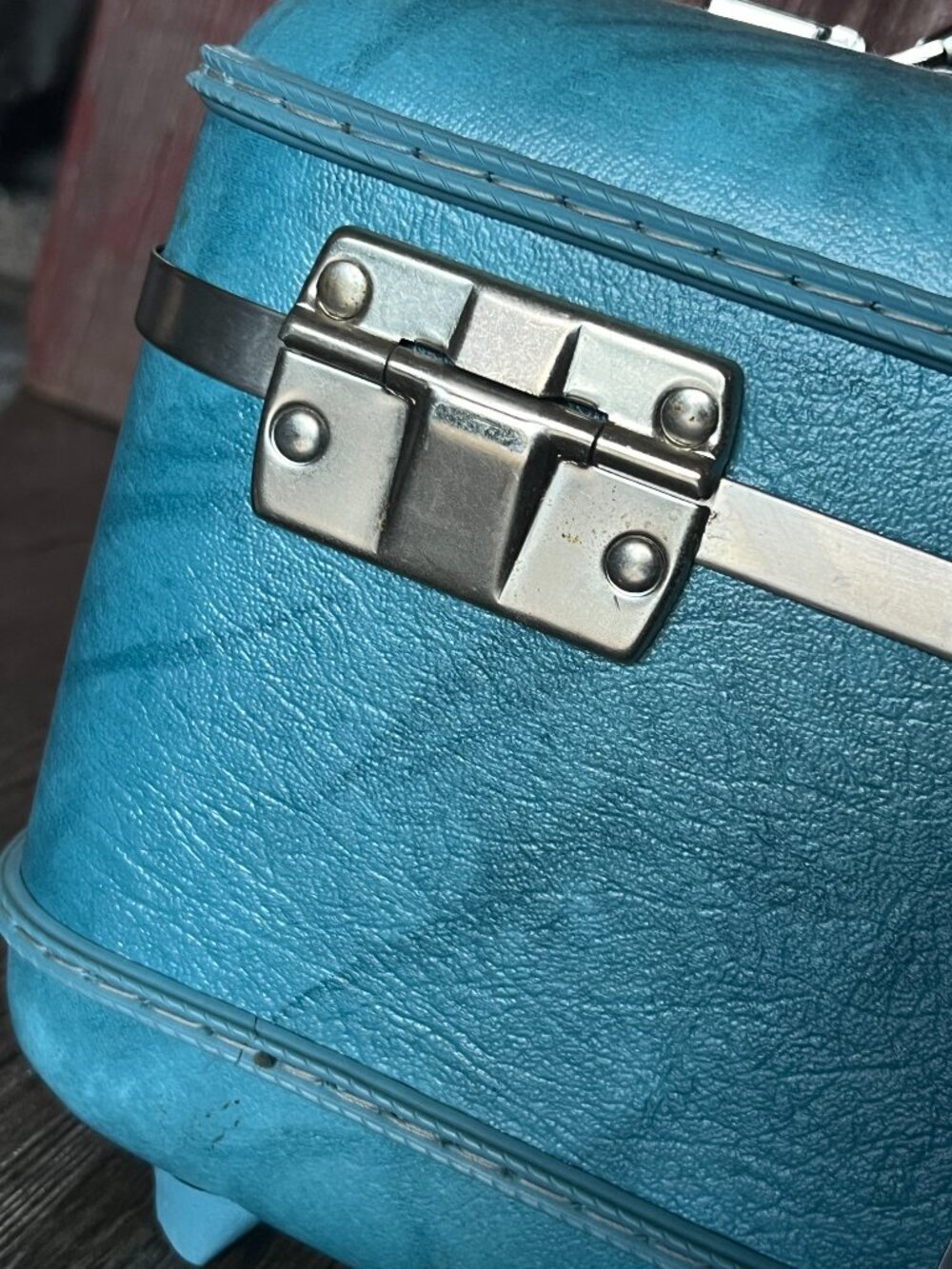 Vintage American Tourister Train Case Turquoise Blue Hard Shell Cosmetic Luggage - Picture 9 of 10